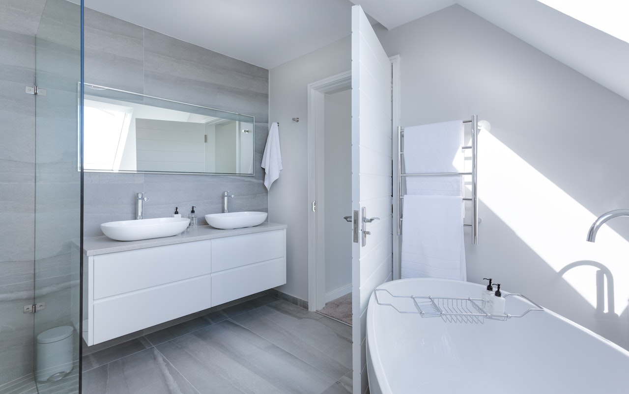 De kenmerken van een tijdloze badkamer