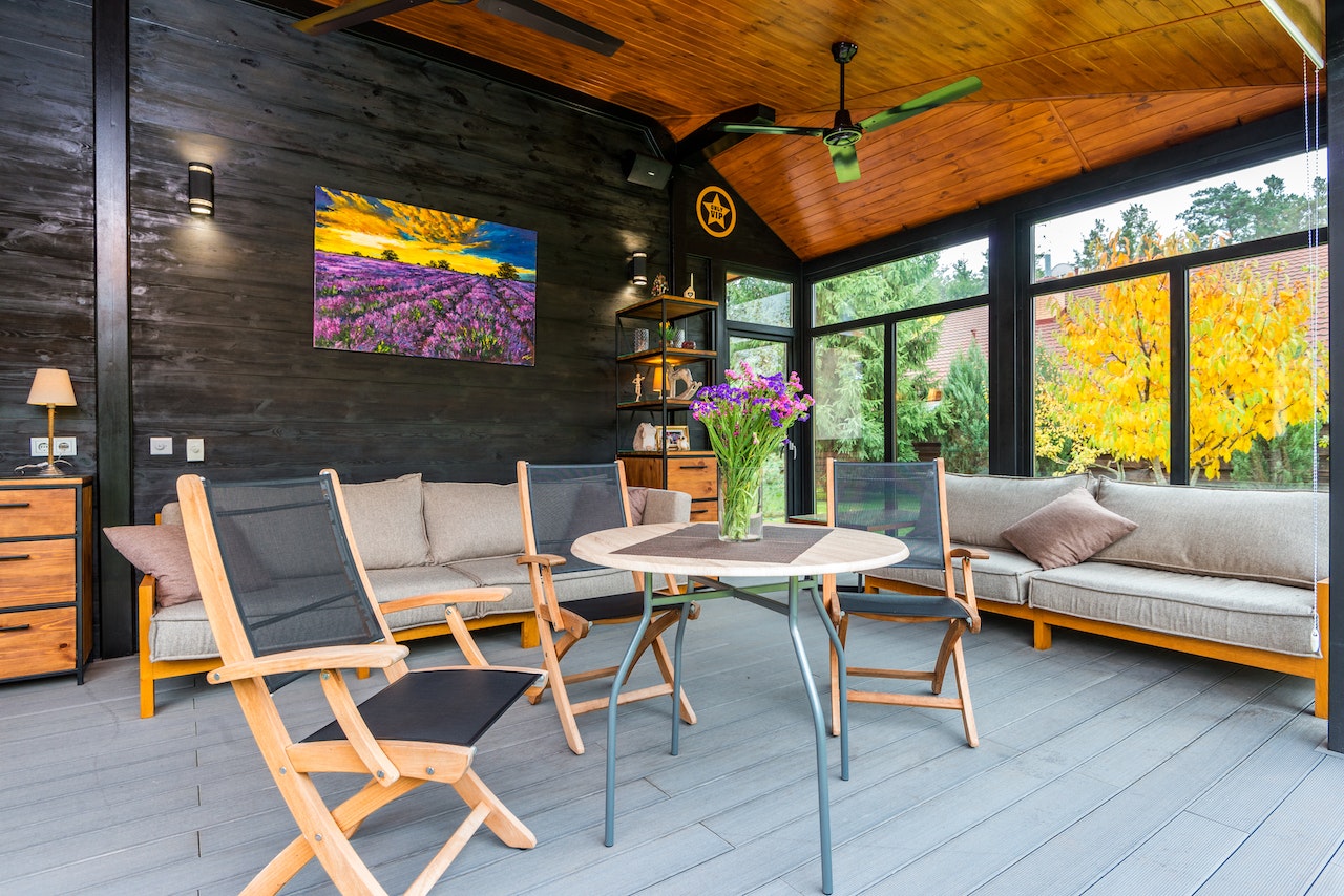 Hoe je luxe tuinmeubelen kunt combineren met een tuinontwerp