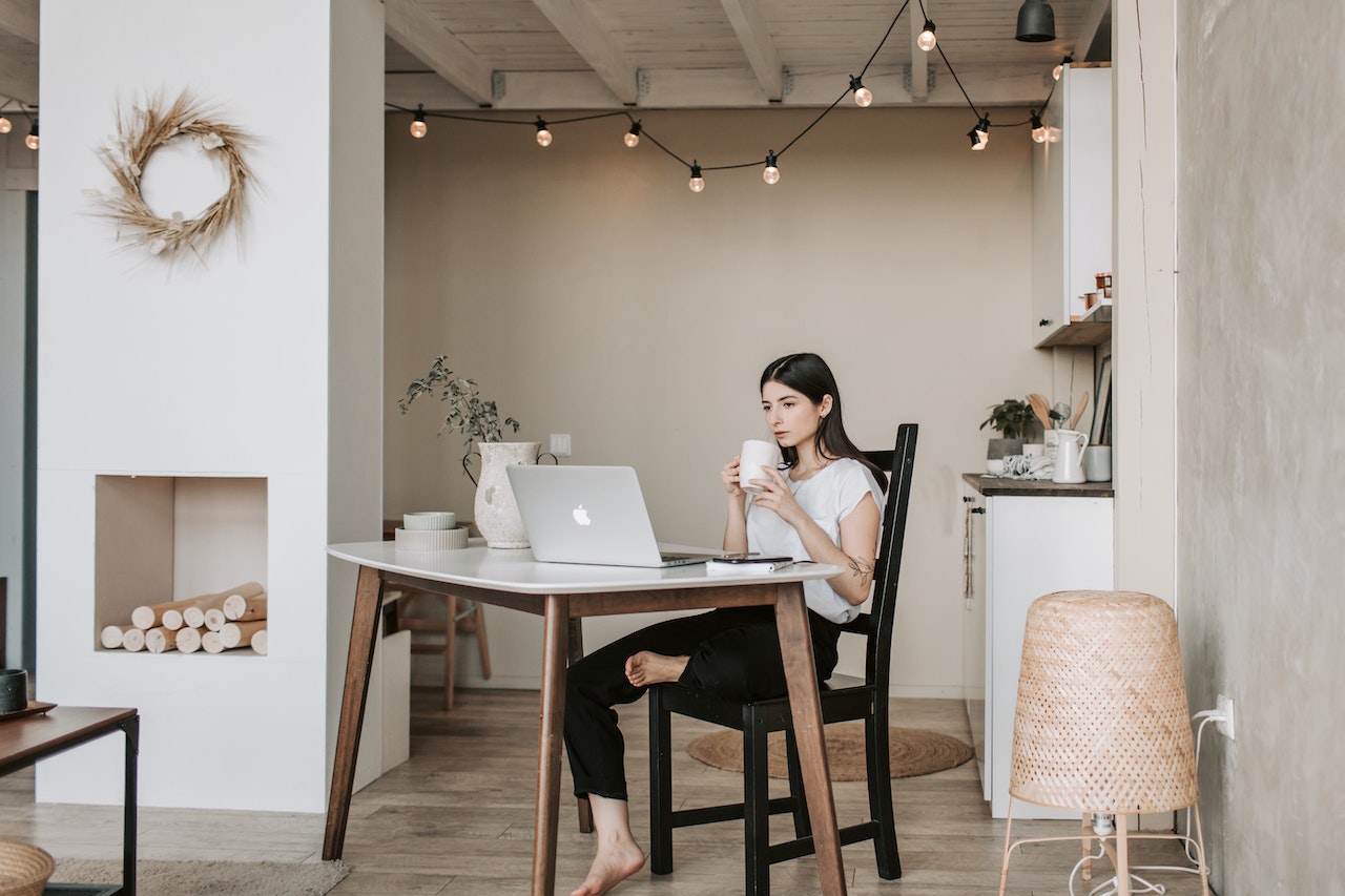 Checklist voor een betere houding achter laptop, tablet of smartphone