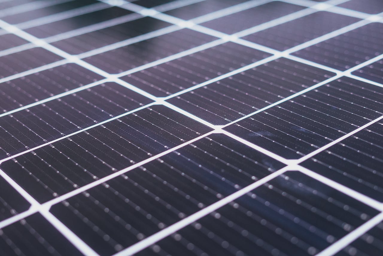Zonnepanelen op de landbouwgrond of op het dak? 