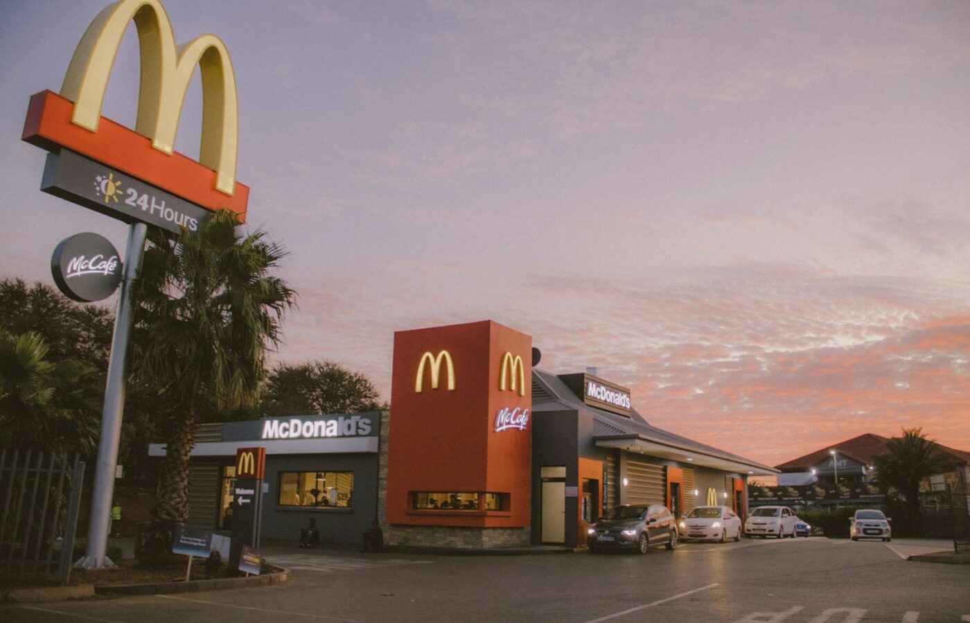 Dwangsom voor McDonald’s om wegwerpbekers: wat de regels echt eisen