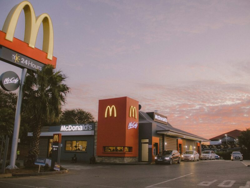 Dwangsom voor McDonald’s om wegwerpbekers: wat de regels echt eisen