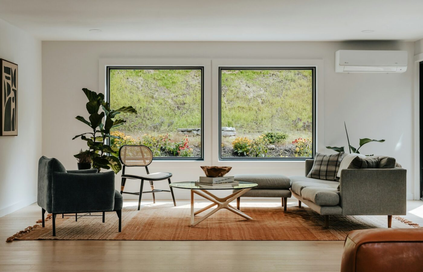 Radiator onder een raam in een woonkamer met houten vloer