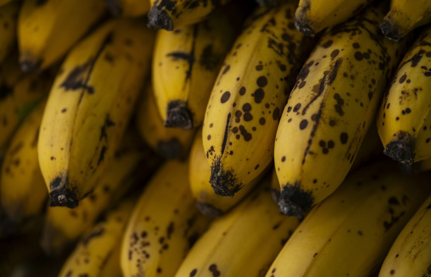 Trossen bananen in het schap van een supermarkt