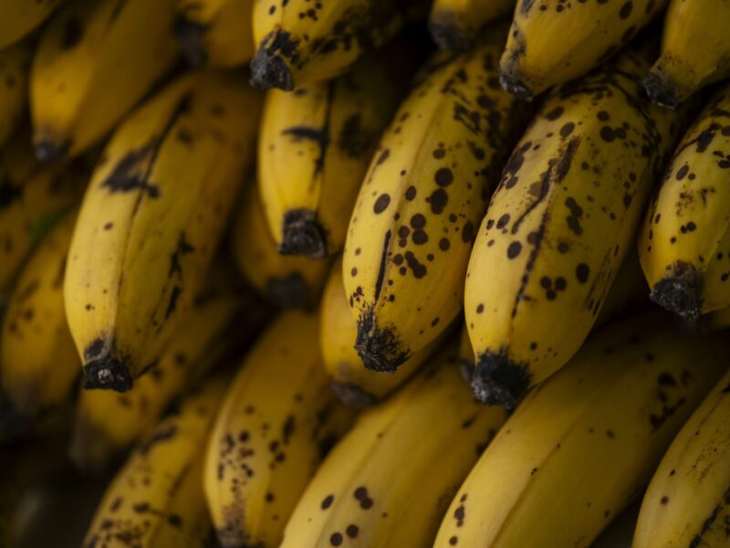Trossen bananen in het schap van een supermarkt