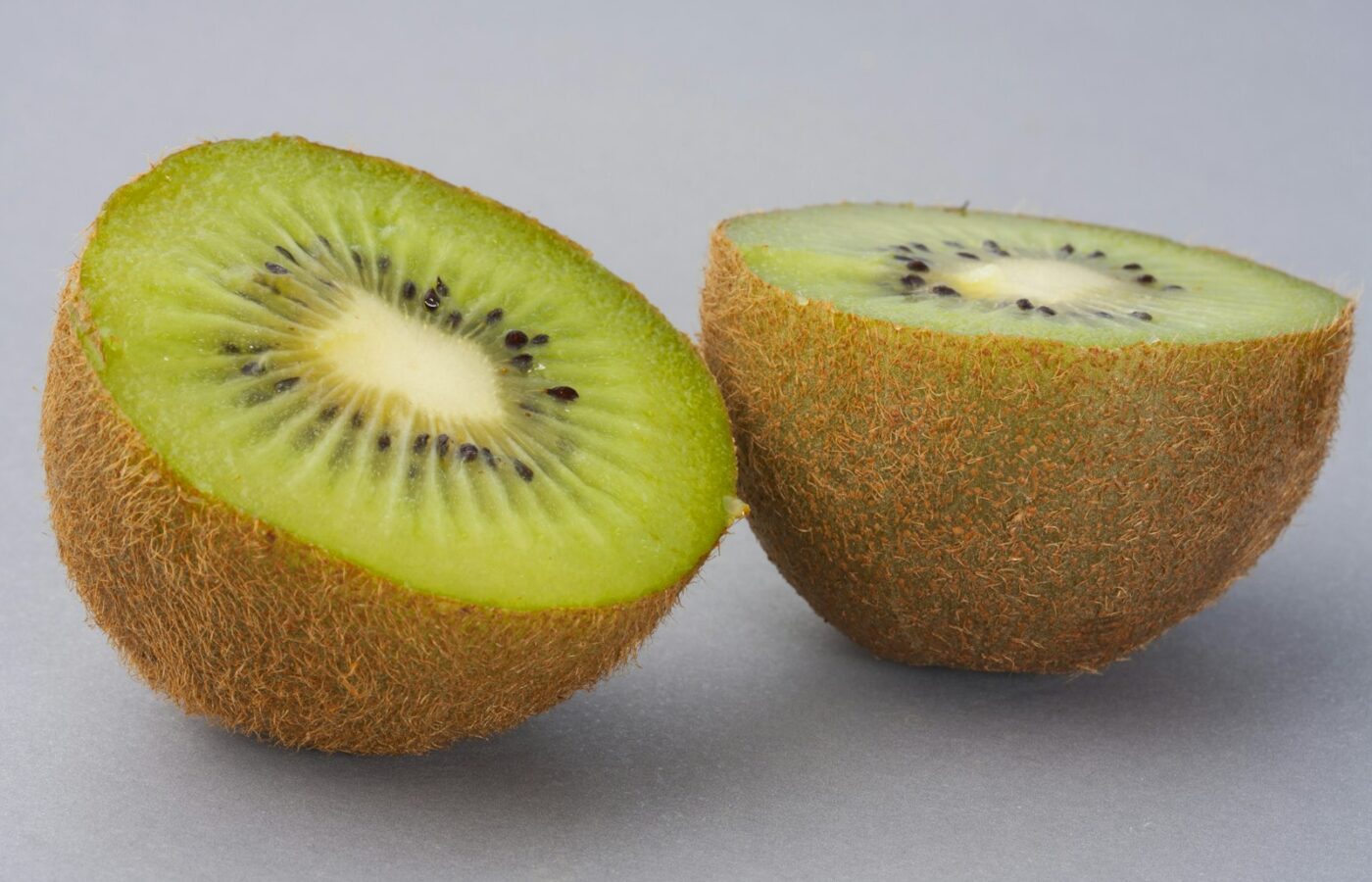 Een handvol kiwibessen, kleine groene vruchtjes met een gladde schil