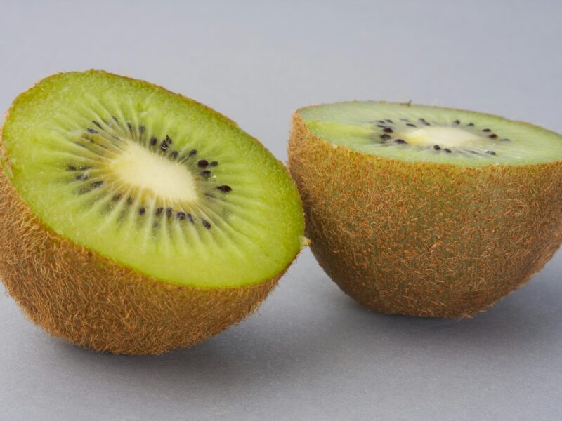 Een handvol kiwibessen, kleine groene vruchtjes met een gladde schil