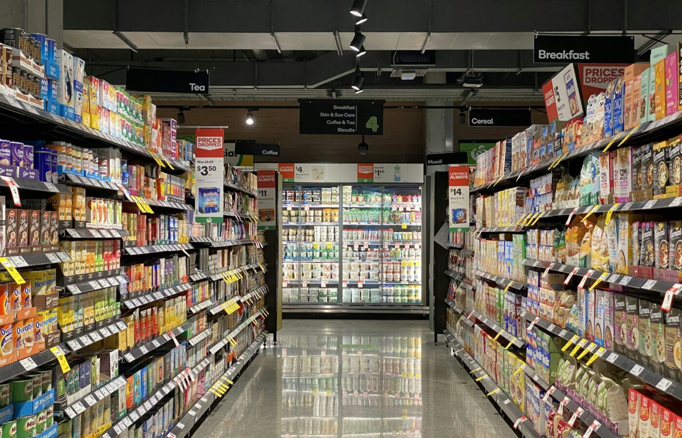 Schappen met boodschappen in een supermarkt