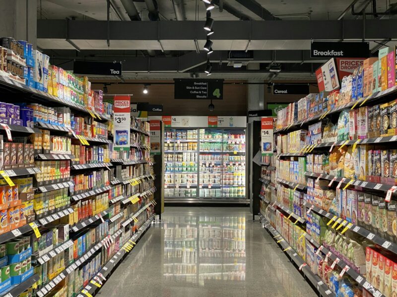 Schappen met boodschappen in een supermarkt