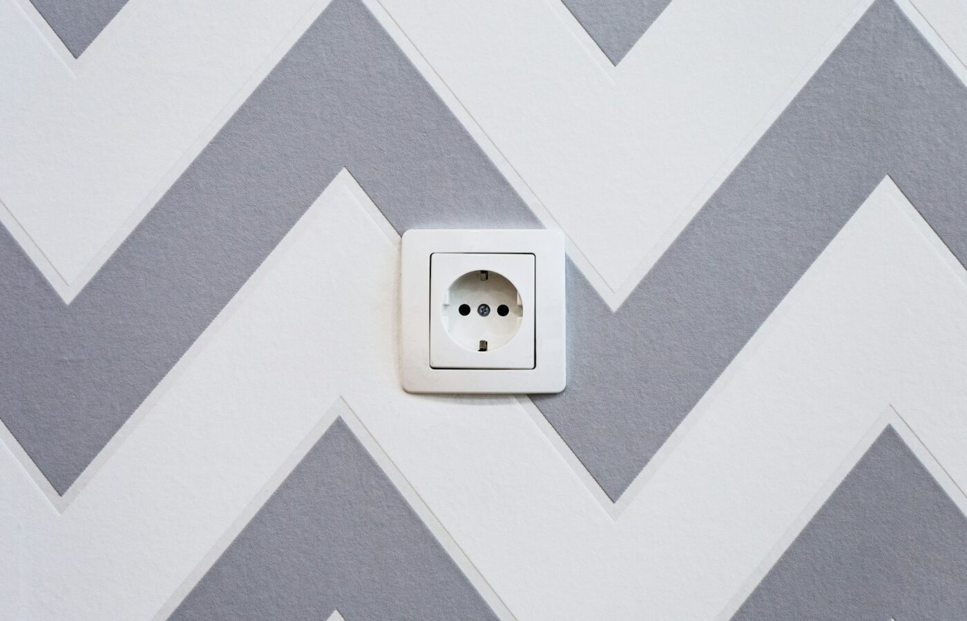 Telefoonoplader zonder kabel in een stopcontact aan de muur