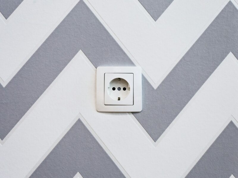 Telefoonoplader zonder kabel in een stopcontact aan de muur