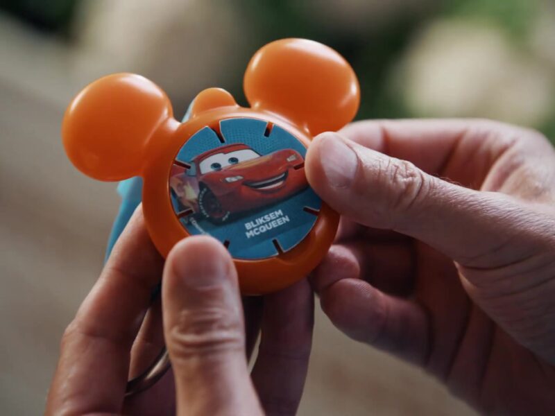 Hand houdt een oranje Diskey met Bliksem McQueen vast uit de spaaractie van Albert Heijn