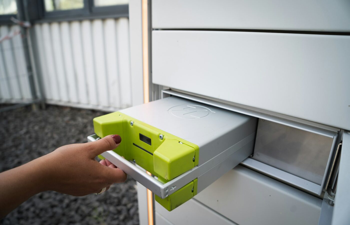 Compacte thuisbatterij tegen een muur in een bijkeuken