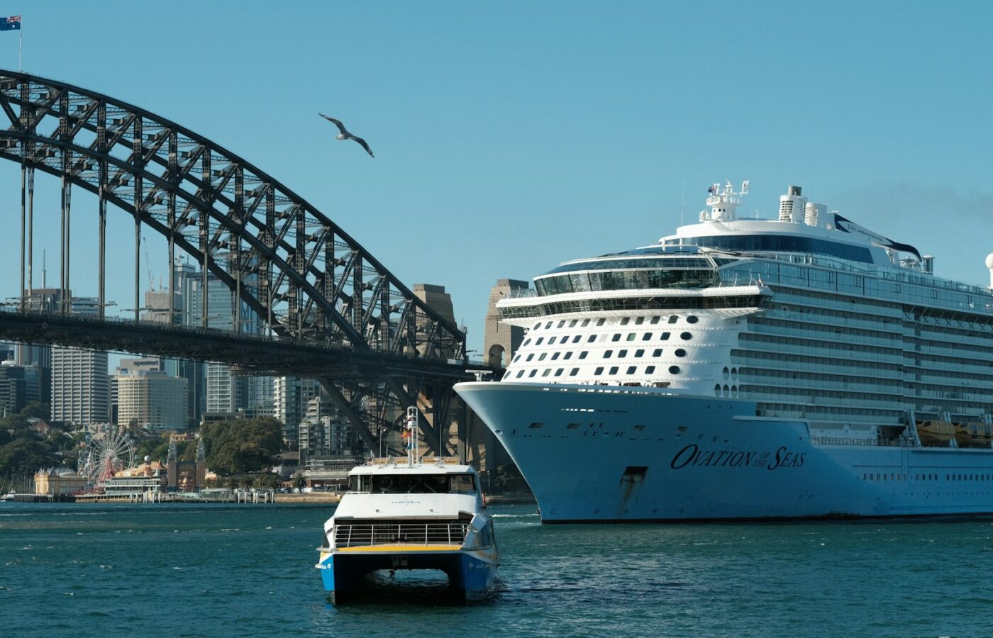 Cruiseschip afgemeerd aan een kade in een havengebied met kranen op de achtergrond