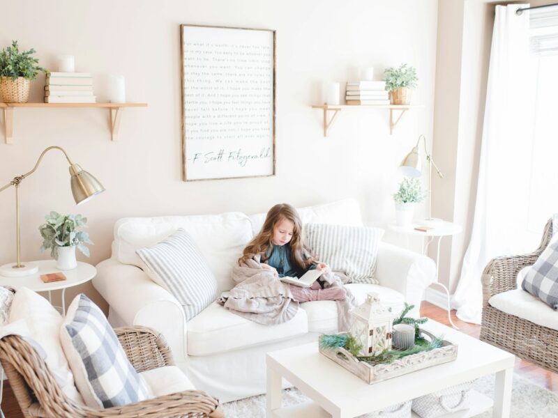 Woonkamer met linnen kussens, een mand van natuurlijk materiaal en een plant