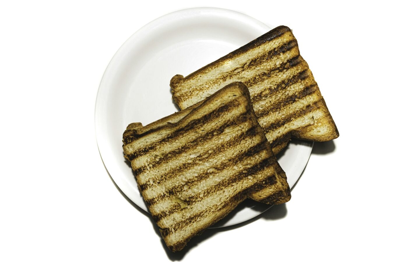 Sneetjes brood op een snijplank naast een broodrooster