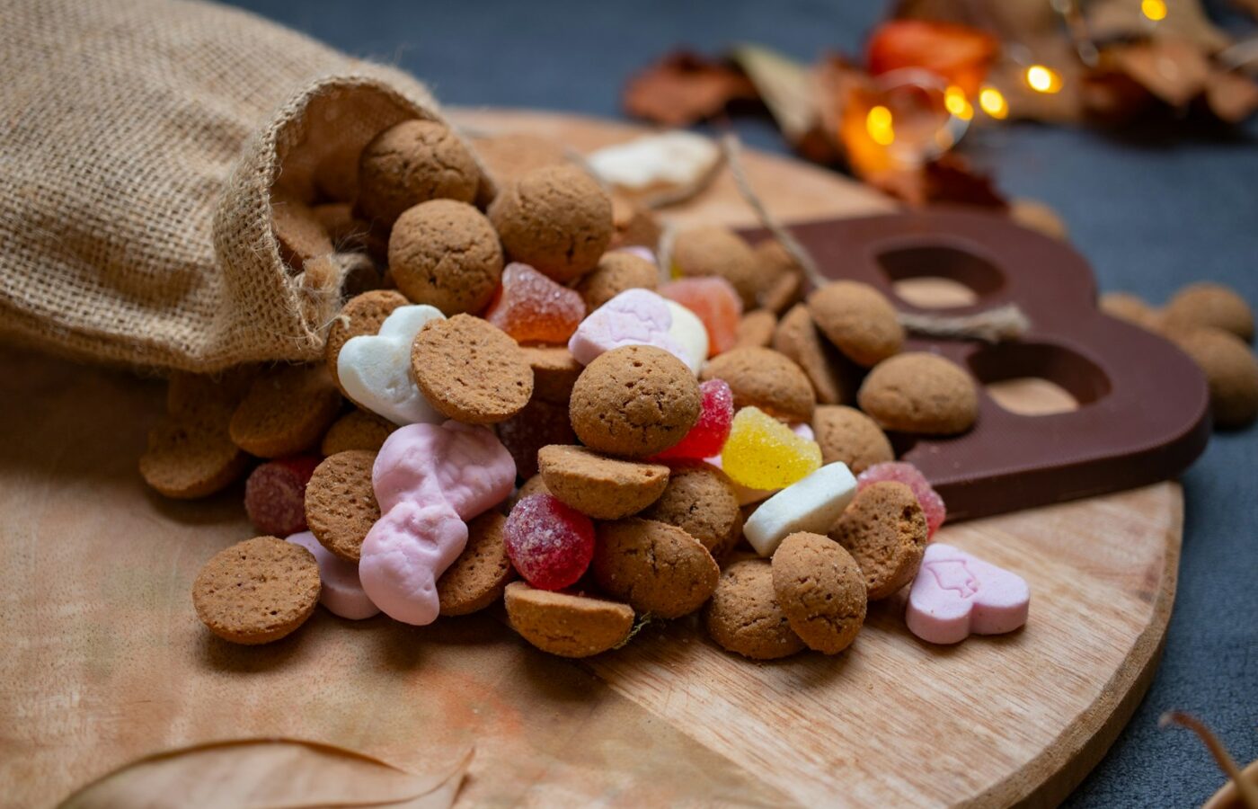 Chocoladeletters in wikkels op tafel