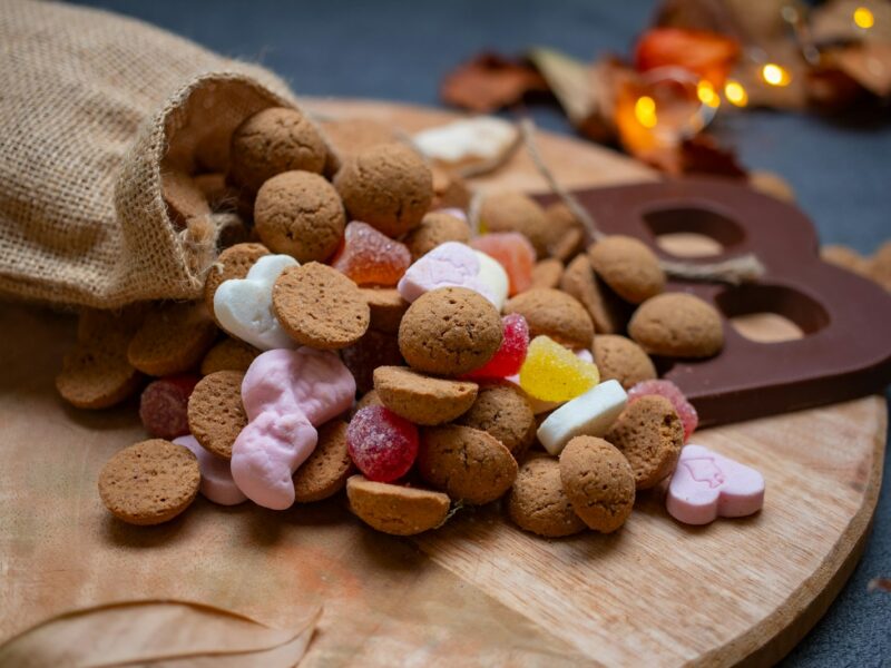 Chocoladeletters in wikkels op tafel