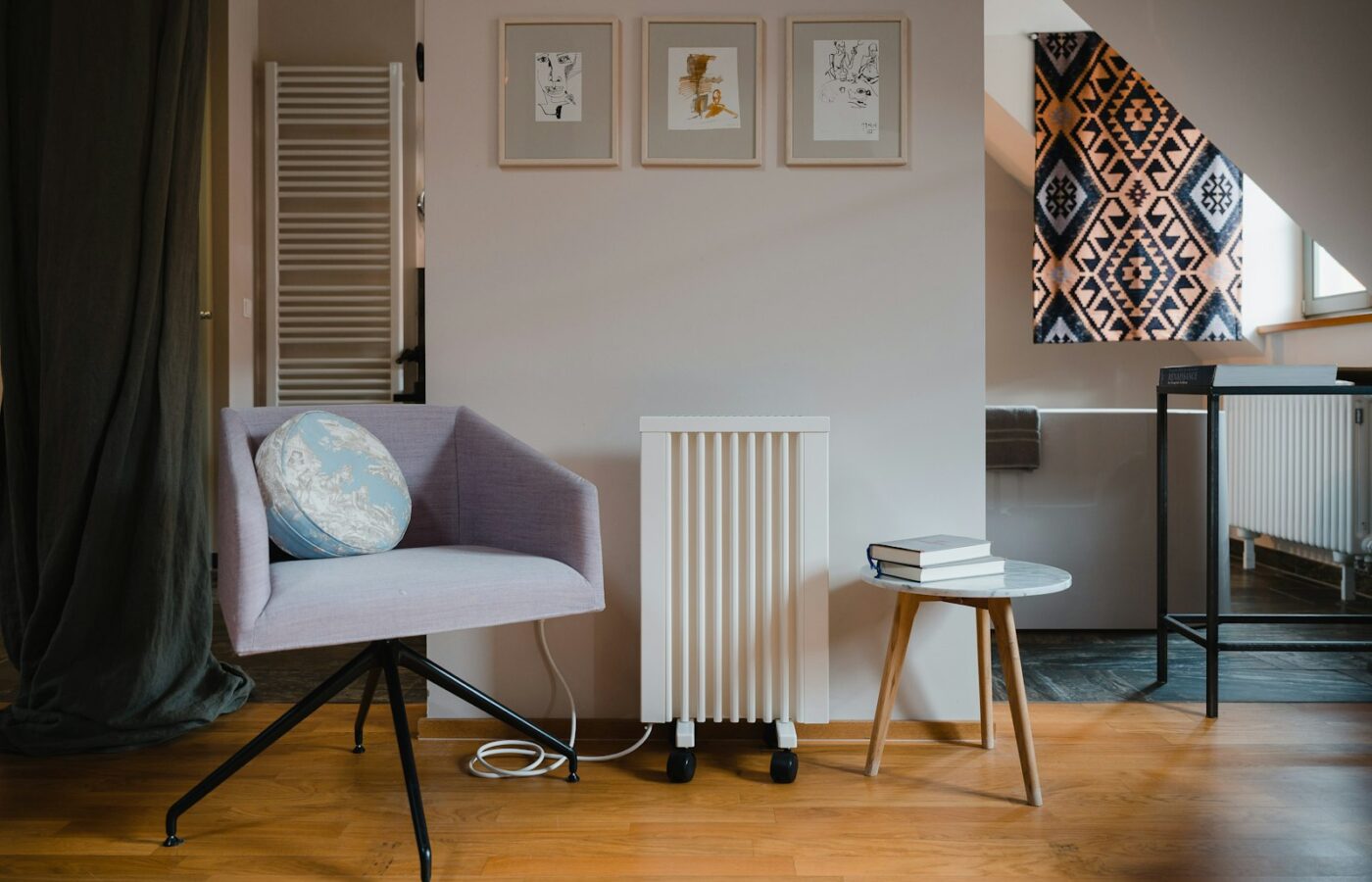 Elektrische kachel naast de bank in een lichte woonkamer