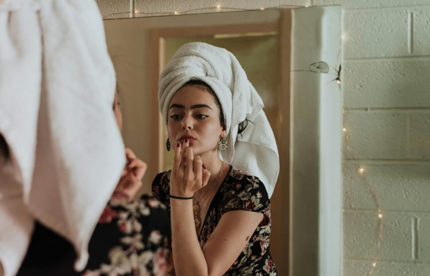 Vrouw verzorgt haar huid voor de spiegel