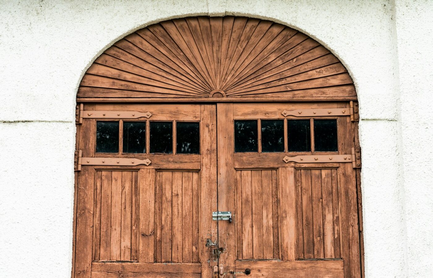 Een oude houten paneeldeur in een historische woning