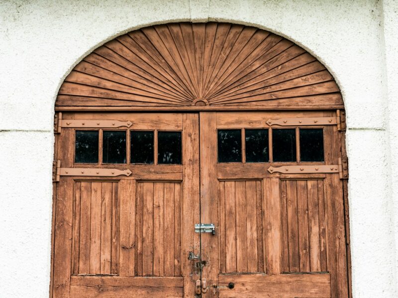 Een oude houten paneeldeur in een historische woning