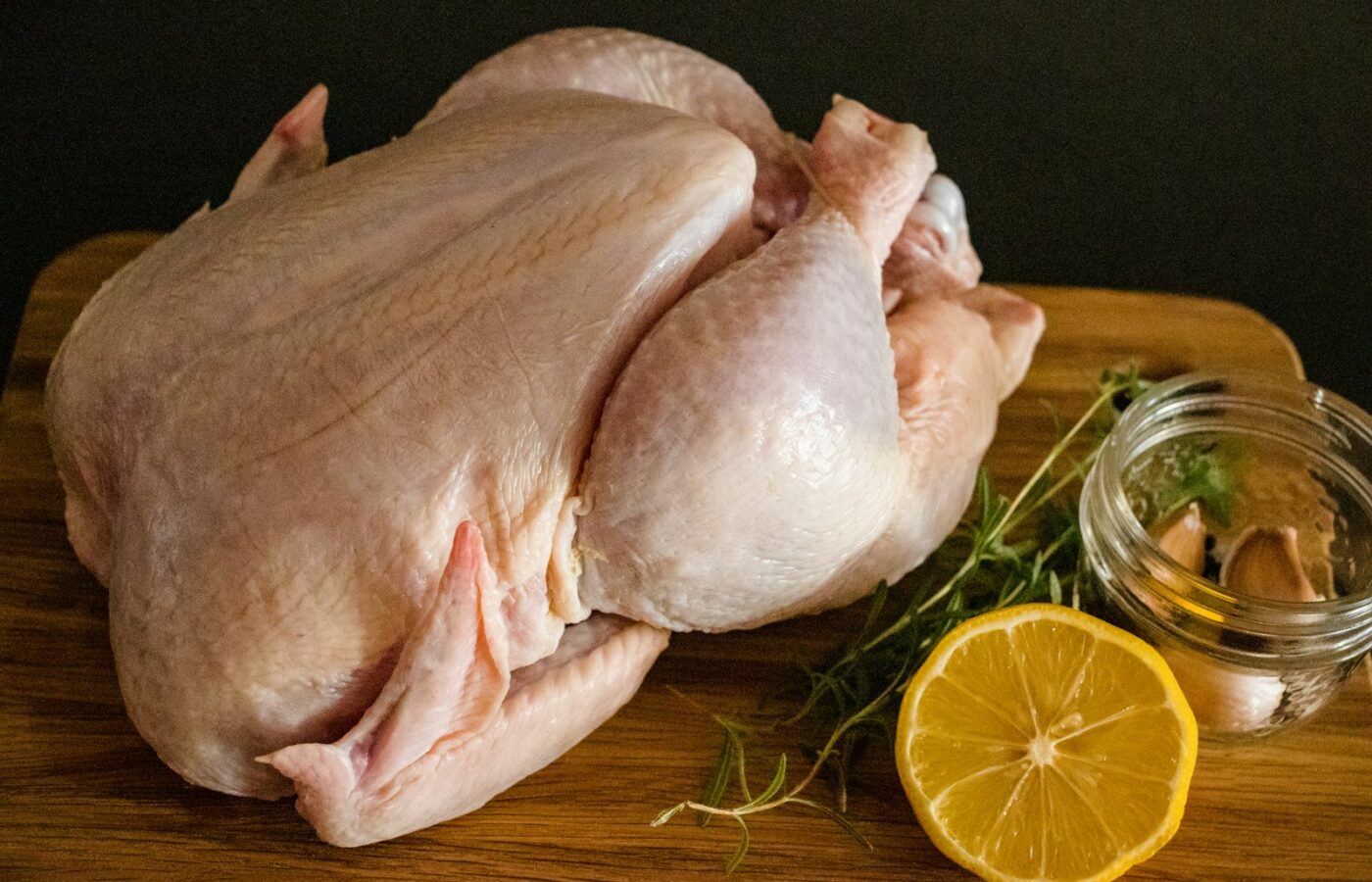Rauwe kipfilet op een snijplank in de keuken