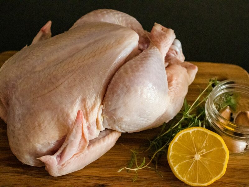 Rauwe kipfilet op een snijplank in de keuken