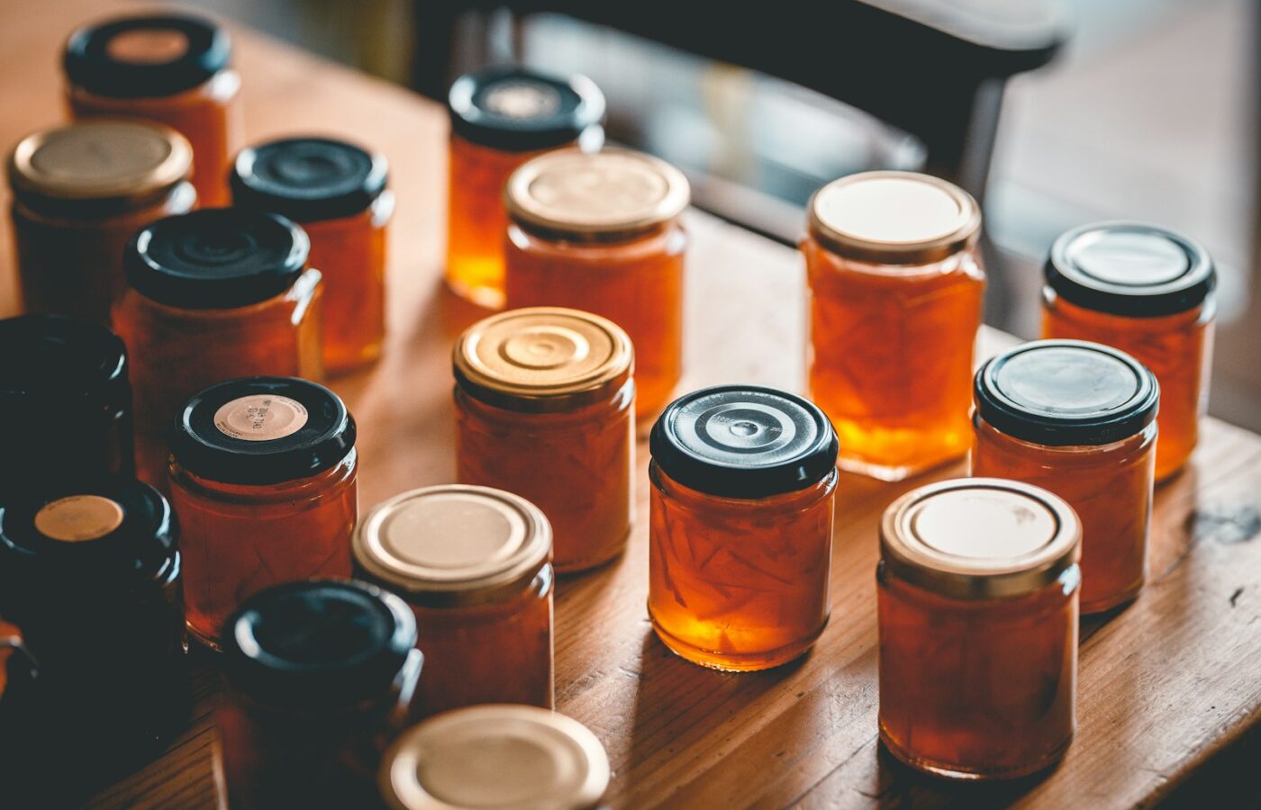 Glazen potten zelfgemaakte jam op een houten tafel