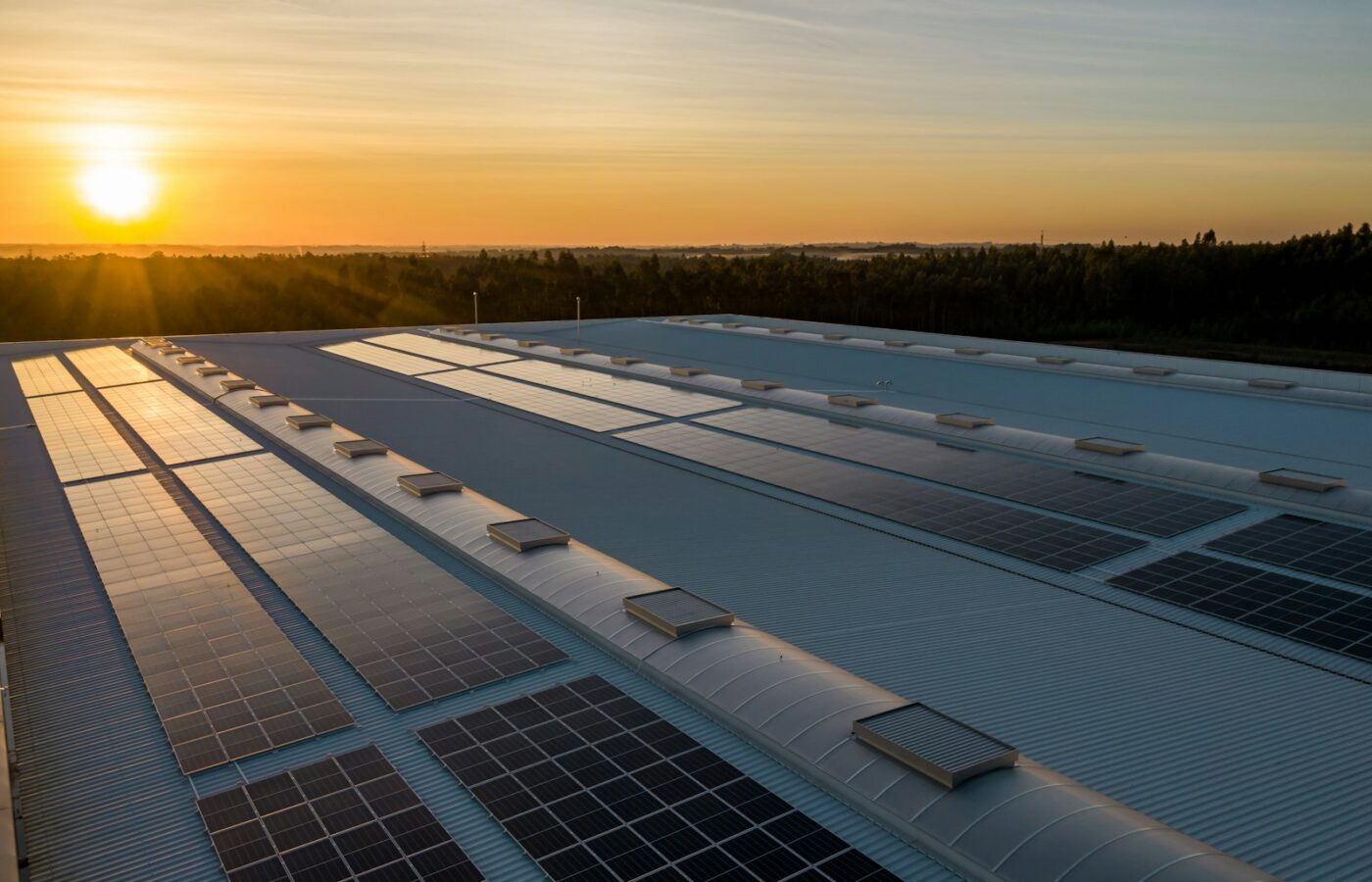 Zonnepanelen op het dak van een woonhuis