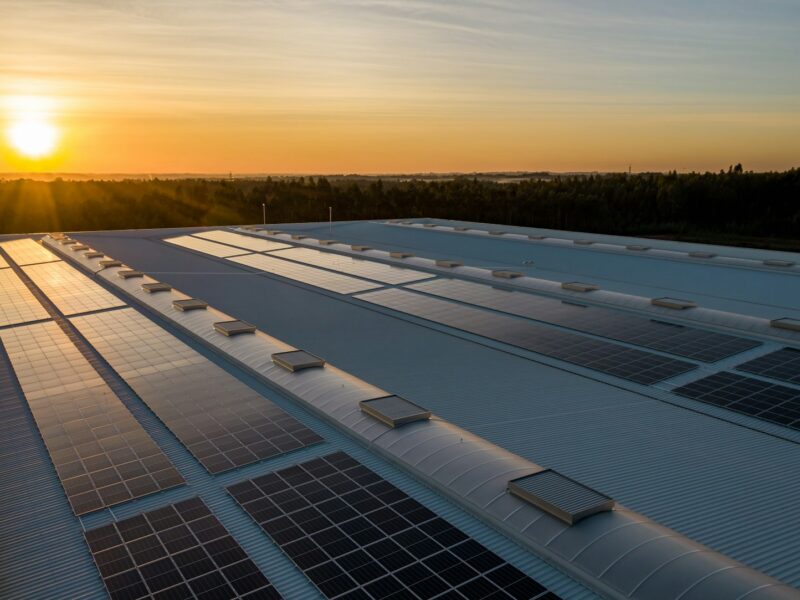 Zonnepanelen op het dak van een woonhuis