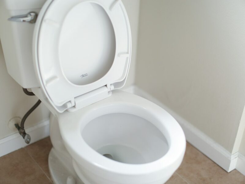 Een schone witte wc in een lichte badkamer